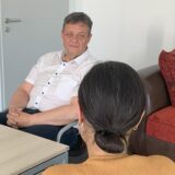 Rechtsanwalt Michael Schwankl mit seiner Mandantin im Beratungsgespräch
