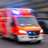 Ein Rettungswagen fährt über eine Straße.