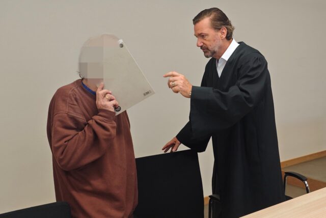 Der Angeklagte im Gespräch mit seinem Verteidiger Peter Ufer im Essener Landgericht.