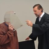 Der Angeklagte im Gespräch mit seinem Verteidiger Peter Ufer im Essener Landgericht.