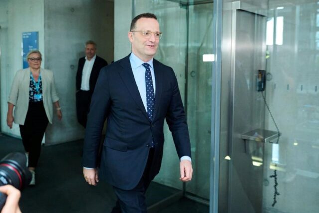 Unionsfraktionschef Jens Spahn auf dem Weg in den Haushaltsausschuss des Bundestages.