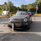 Ein beschädigtes Auto steht auf einer Kreuzung.