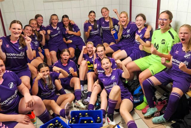 Der Jubel in der Kabine war groß bei den U17-Mädchen des SV Titania Erkenschwick. Beim FC Finnentrop setzten sich die B-Juniorinnen mit 3:0 durch und sind Tabellenführer in der Aufstiegsrunde zur Bezirksliga.