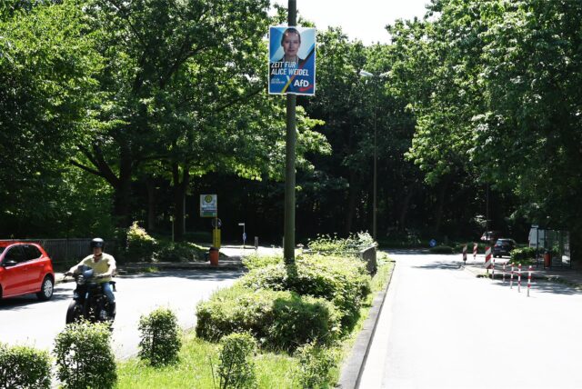 Ein AfD-Wahlplakat hängt an einer Straßenlaterne in Dorsten.
