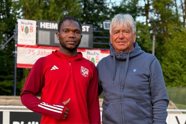 Neuzugang von der SG Suderwich: VfB-Sportchef Werner Platzer mit Sekou Damba im Badeweiher-Stadion.