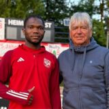 Neuzugang von der SG Suderwich: VfB-Sportchef Werner Platzer mit Sekou Damba im Badeweiher-Stadion.