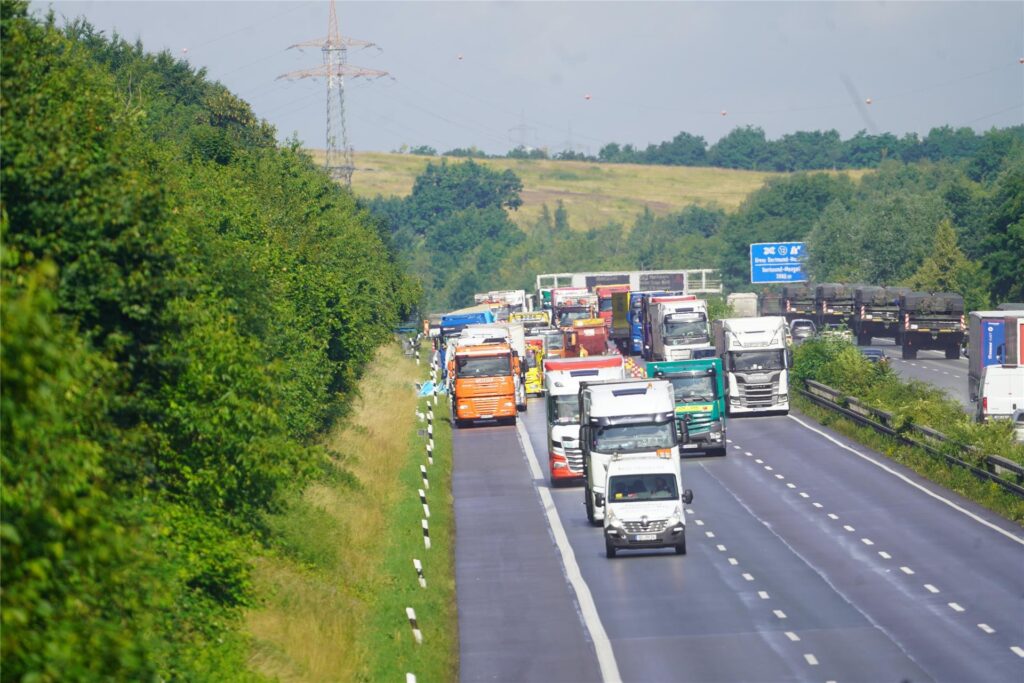 Mehrere Lastwagen standen auf der Standspur. Der Verkehr floss auf der A2 nur auf der Überholspur. Zwei Fahrstreifen waren zur Bergung der Pakete gesperrt. Mehrere Lastwagen standen auf der Standspur. Der Verkehr floss auf der A2 nur auf der Überholspur. Zwei Fahrstreifen waren zur Bergung der Pakete gesperrt.