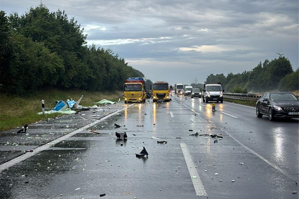 Der Abschleppdienst zog den betroffenen Sattelschlepper von Amazon von der Unfallstelle. Die Fahrbahn musste aufwendig gerreinigt werden. Der Abschleppdienst zog den betroffenen Sattelschlepper von Amazon von der Unfallstelle. Die Fahrbahn musste aufwendig gerreinigt werden.