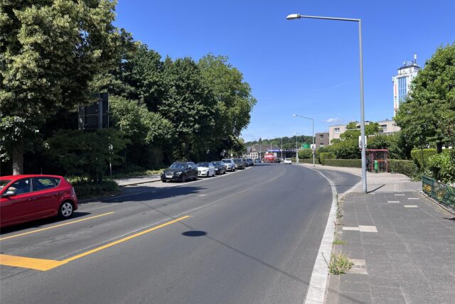 Die Fahrbahnmarkierung am Resser Weg in Herten-Mitte fehlt.