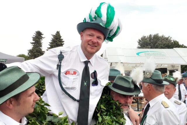 Christopher Richter wird von Schützenbrüdern auf den Schultern getragen.