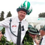 Christopher Richter wird von Schützenbrüdern auf den Schultern getragen.