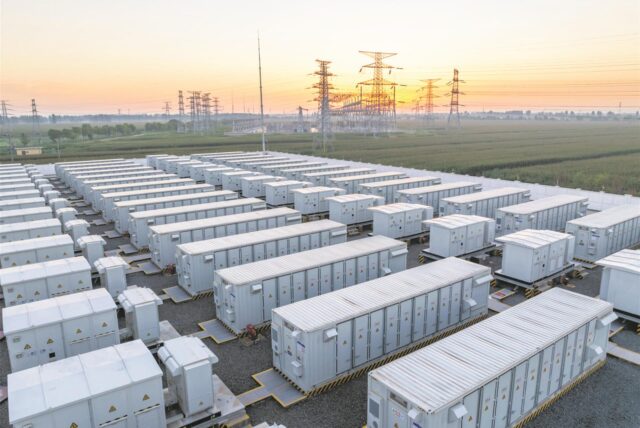 Batteriespeicher vor Hochspannungsleitungen.