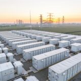 Batteriespeicher vor Hochspannungsleitungen.