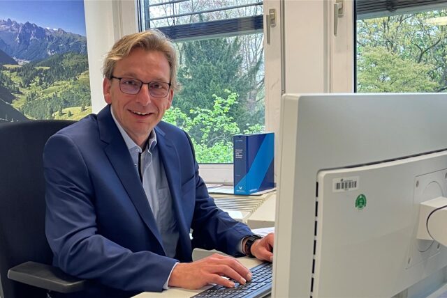 Karsten Meyer am Schreibtisch