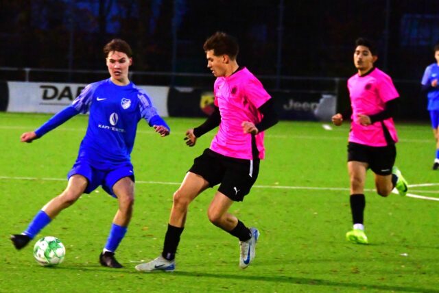 Die B-Junioren des FC Frohlinde (blaue Trikots) kämpfen um den Aufstieg in die Junioren-Bezirksliga.