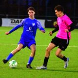 Die B-Junioren des FC Frohlinde (blaue Trikots) kämpfen um den Aufstieg in die Junioren-Bezirksliga.