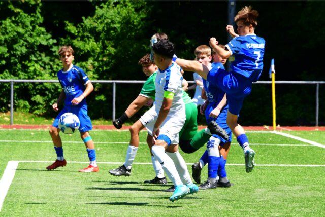 Im Halbfinale der Feld-Stadtmeisterschaft 2025 setzten sich die C-Jugendlichen von Wacker Obercastrop (weiße Trikots) gegen den FC Frohlinde durch.