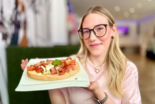 Wir testen das neue Cafe „La Valentina“ an der Hansastraße in der Dortmunder Innenstadt. Die Redakteurin der Ruhr Nachrichten hält das Bruschetta in die Kamera.