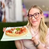 Wir testen das neue Cafe „La Valentina“ an der Hansastraße in der Dortmunder Innenstadt. Die Redakteurin der Ruhr Nachrichten hält das Bruschetta in die Kamera.