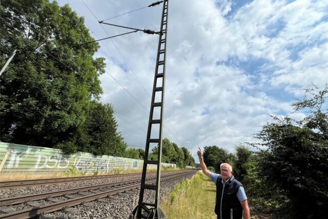 Josef Kalfhues an den Bahngleisen in Sythen
