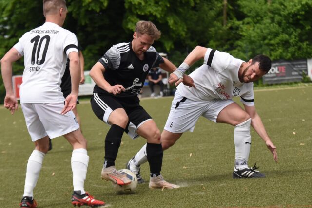 Mit nur noch zwei anstatt drei Seniorenteams geht die SG Horneburg (schwarze Trikots) in die kommende Spielzeit.