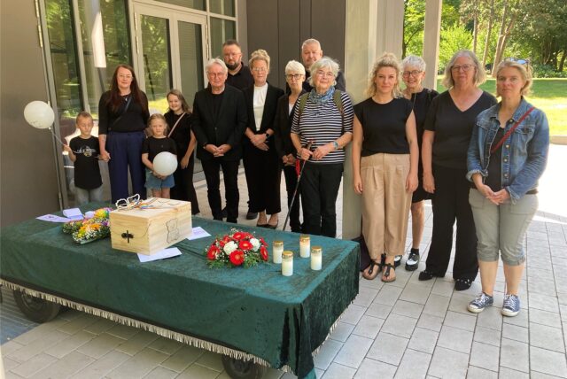 Vor der Trauerhalle am Zentralfriedhof in Marl trafen sich Betroffene und Helferinnen, um „Leibesfrüchten“ einen würdigen Abschied zu ermöglichen.