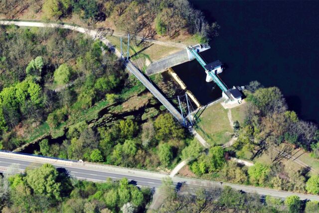 Auf dem Grundstück in unmittelbarer Nähe der Blauen Brücke (links, oberhalb der Straße und seitlich der Stever) soll das neue Hotel entstehen.