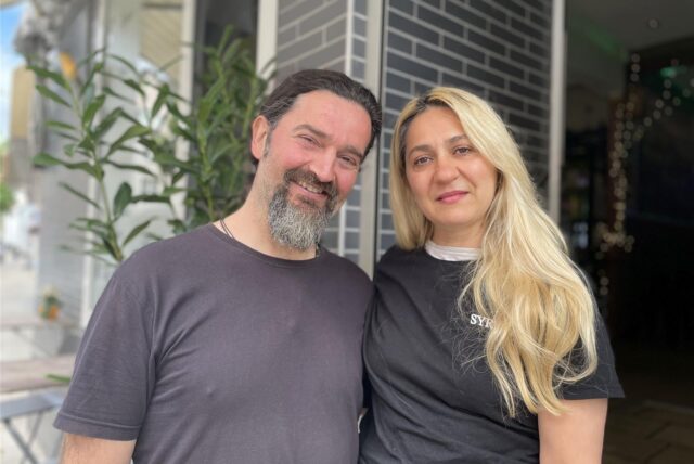 Katherina Ntolka (49) und Thomas Polychronopoulos (53) stehen vor der Eingangstür ihres ehemaligen Grills in Dortmund-Marten.