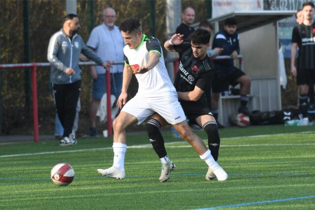 Eintracht Ickern (weißes Trikot) und der SuS Merklinde (schwarze Trikots) spielten in der Saison 2024/25 in der Kreisliga A.