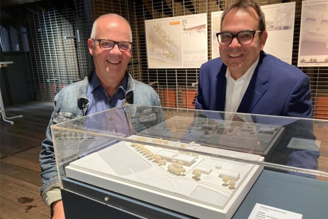 Wolfgang Brautmeier vom Förderverein und Museumsleiter Dr. Arnulf Siebeneicker freuen sich über die Umbaupläne des LWL-Museums Altes Schiffshebewerk.