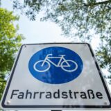 Das Bild zeigt ein Schild, das eine Fahrradstraße ausweist. Das Schild ist rechteckig, mit einem blauen Kreis auf weißem Grund, der ein Fahrradsymbol enthält, und der Aufschrift „Fahrradstraße“ in schwarzer Schrift darunter.