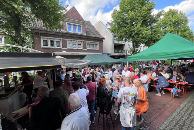 Zahlreiche Menschen beim Feierabendmarkt auf der Kranzplatte in Herten-Langenbochum.