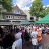 Zahlreiche Menschen beim Feierabendmarkt auf der Kranzplatte in Herten-Langenbochum.
