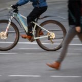 personen überqueren eine straße