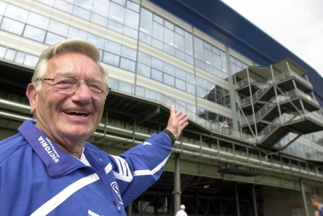 Charly Neumann vor der Veltins-Arena.