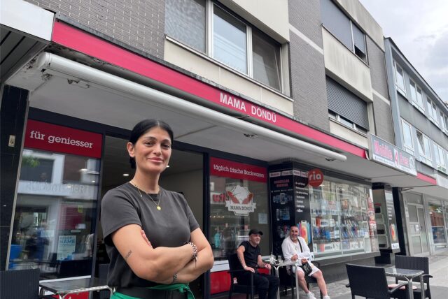 Senem Özdemir vor dem Geschäftslokal Mama Döndü