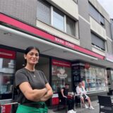 Senem Özdemir vor dem Geschäftslokal Mama Döndü