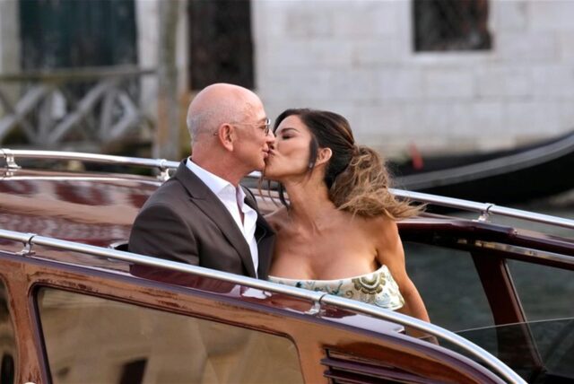 Jeff Bezos (l) und Lauren Sanchez küssen einander, als sie ein Hotel für ihren Hochzeitsempfang verlassen.