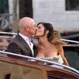 Jeff Bezos (l) und Lauren Sanchez küssen einander, als sie ein Hotel für ihren Hochzeitsempfang verlassen.