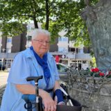 Anwohnerin in Herten-Mitte, mit Rollator am Denkmal „Schutzmantelmadonna“