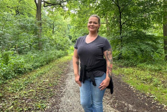 Eine Frau auf einem Waldweg