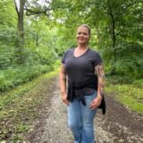 Eine Frau auf einem Waldweg