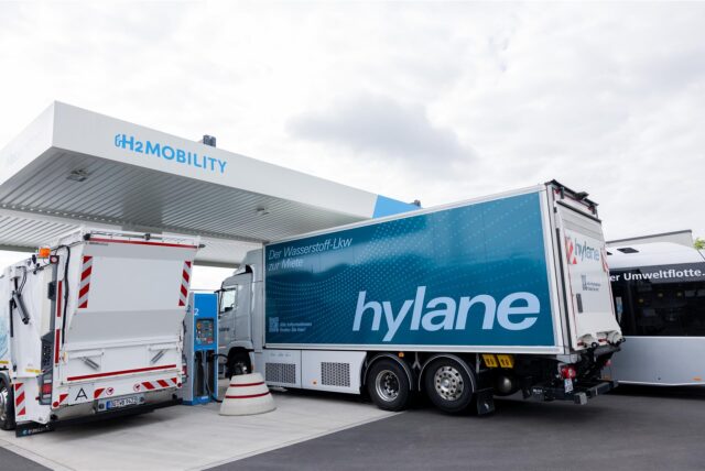 Düsseldorf: Mit Wasserstoff angetriebene Fahrzeuge stehen an der neuen Wasserstofftankstelle, die die leistungsstärkste Europas sein soll.