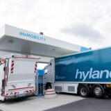 Düsseldorf: Mit Wasserstoff angetriebene Fahrzeuge stehen an der neuen Wasserstofftankstelle, die die leistungsstärkste Europas sein soll.