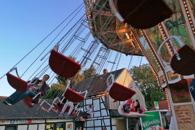 Schwanenflieger-Karussell in Bodelschwingh am Abend.