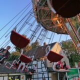 Schwanenflieger-Karussell in Bodelschwingh am Abend.