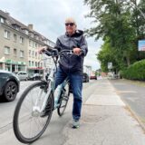 Ein Mann mit einem Fahrrad