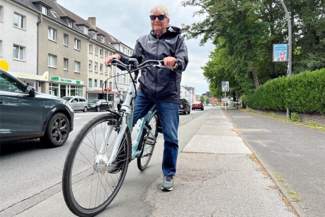 Ein Mann mit einem Fahrrad