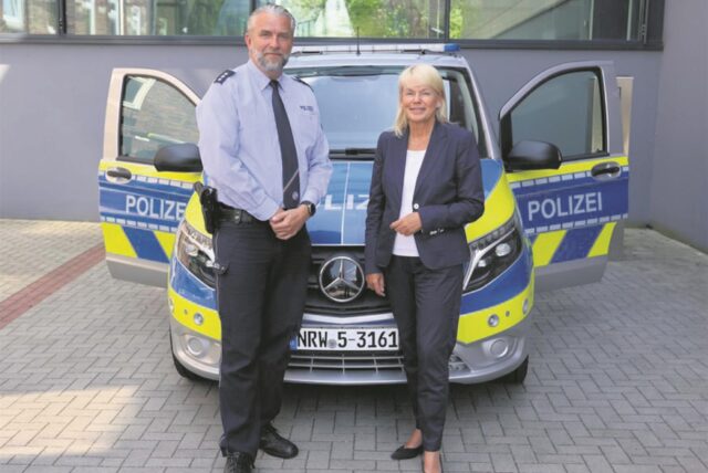 Der neue BSD-Koordinator Markus Hebel neben Polizeipräsidentin Friederike Zurhausen vor einem Polizeiauto.