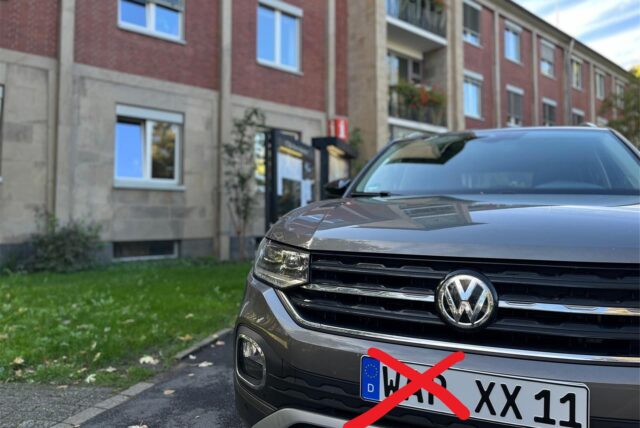 Ein Auto mit durchgestrichenem WAP-Kennzeichen vor dem Waltroper Rathaus.